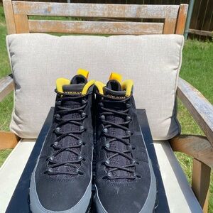 Jordan Men's Black and Gold Sneakers